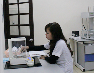 Cán bộ Trung tâm Kiểm nghiệm thuốc tỉnh kiểm tra mẫu thuốc tân dược.